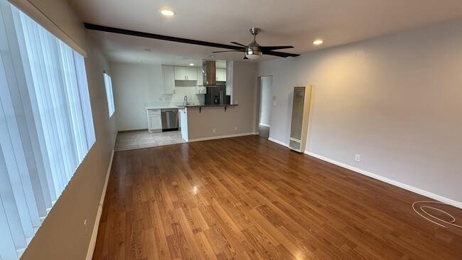 913 Marine St, Unit Ground Floor Apartment in Santa Monica, CA - Building Photo - Building Photo