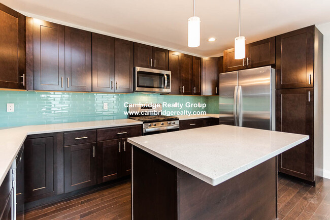 476 Fulton St, Unit A in Medford, MA - Foto de edificio - Building Photo