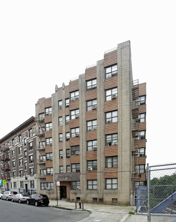 415 E 204th St in Bronx, NY - Building Photo