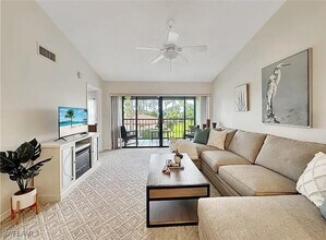 905 Augusta Blvd in Naples, FL - Foto de edificio - Building Photo