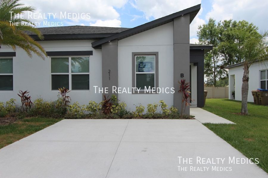 211 Bedford Dr in Kissimmee, FL - Foto de edificio