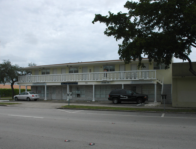 Hanover House Apartments in Hollywood, FL - Building Photo - Building Photo