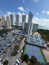 300 Bayview Dr in Sunny Isles Beach, FL - Foto de edificio - Building Photo