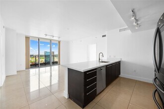 90 SW 3rd St, Unit 3305 in Miami, FL - Building Photo - Building Photo