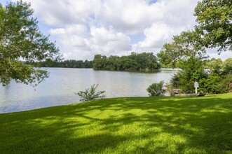 Breakers at Windmill Lakes in Houston, TX - Building Photo - Building Photo