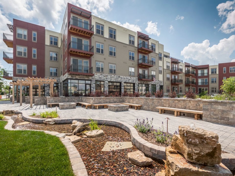 1505 Apartments + Townhomes in Grafton, WI - Foto de edificio