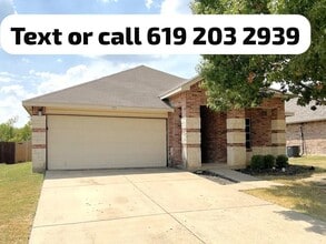 700 Wrigley Dr in Burleson, TX - Foto de edificio - Building Photo