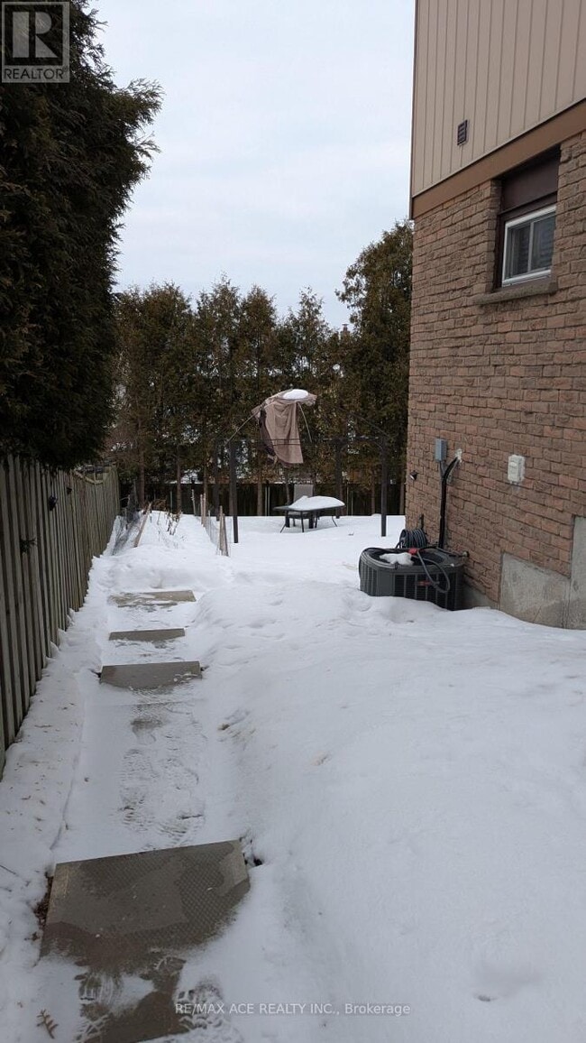 106 Kirby Crescent in Whitby, ON - Building Photo - Building Photo