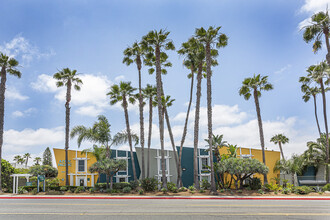 Aztec Pacific Apartments in San Diego, CA - Foto de edificio - Building Photo