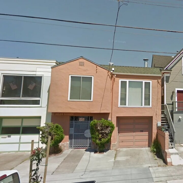 207 Woodrow St in Daly City, CA - Foto de edificio