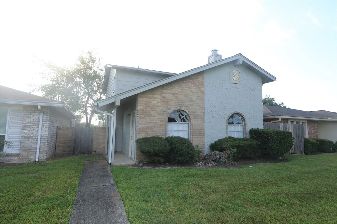 6573 S Briar Bayou Dr in Houston, TX - Building Photo