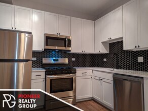 648 W Wrightwood Ave, Unit 109 in Chicago, IL - Building Photo - Building Photo