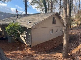 132 Cardinal Dr in Roswell, GA - Building Photo