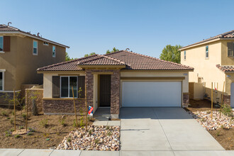 Pacific Point in Hesperia, CA - Foto de edificio - Building Photo