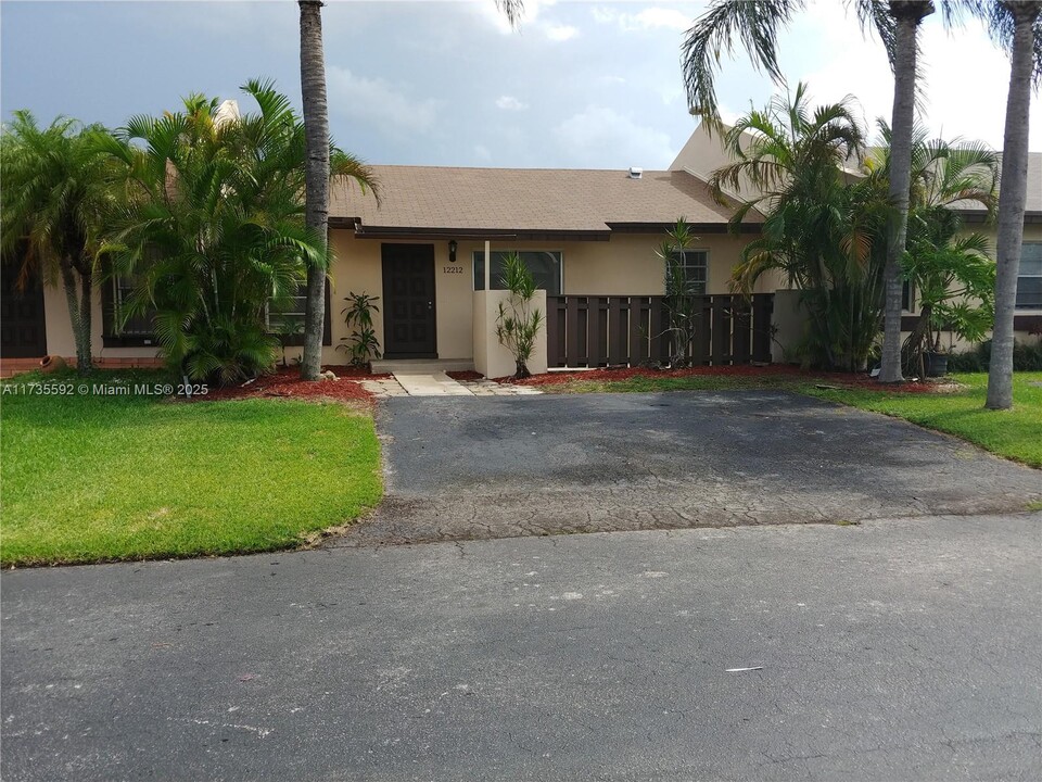 12212 SW 110th Ln in Miami, FL - Building Photo