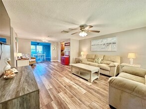 1354 Linstock Dr in Holiday, FL - Building Photo - Building Photo