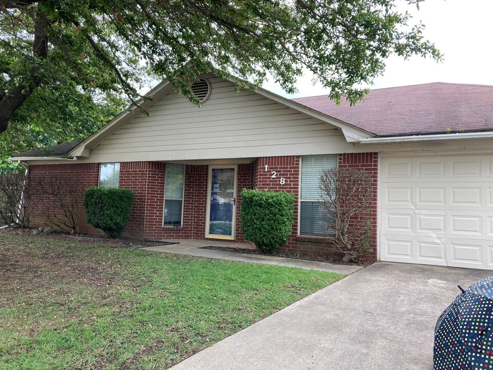 128 Presidio Pl in Wake Village, TX - Building Photo