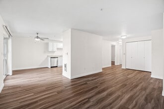 Kensington Gate Apartments in Tacoma, WA - Building Photo - Building Photo