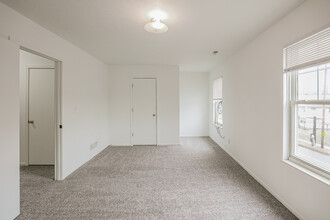 Lakeview Place in Cleveland, OH - Building Photo - Interior Photo