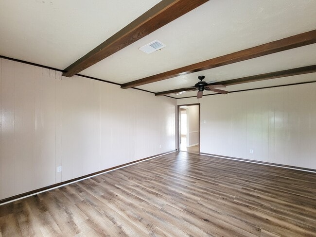 property at 2114 Yorktown Ct N