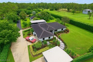 2560 2nd St NE in Naples, FL - Building Photo