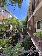 11939 Gorham Ave, Unit 207 in Los Angeles, CA - Foto de edificio - Building Photo