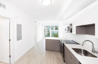 321 NE 26th St, Unit 616 in Miami, FL - Foto de edificio - Building Photo