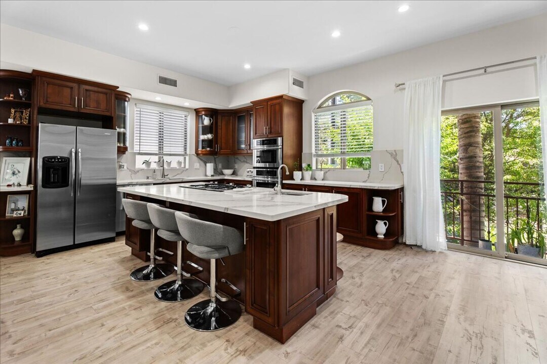 5404 Bellingham Ave in Los Angeles, CA - Building Photo