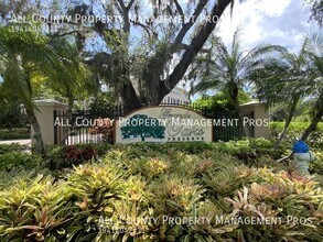 5207 Manorwood Dr in Sarasota, FL - Building Photo - Building Photo