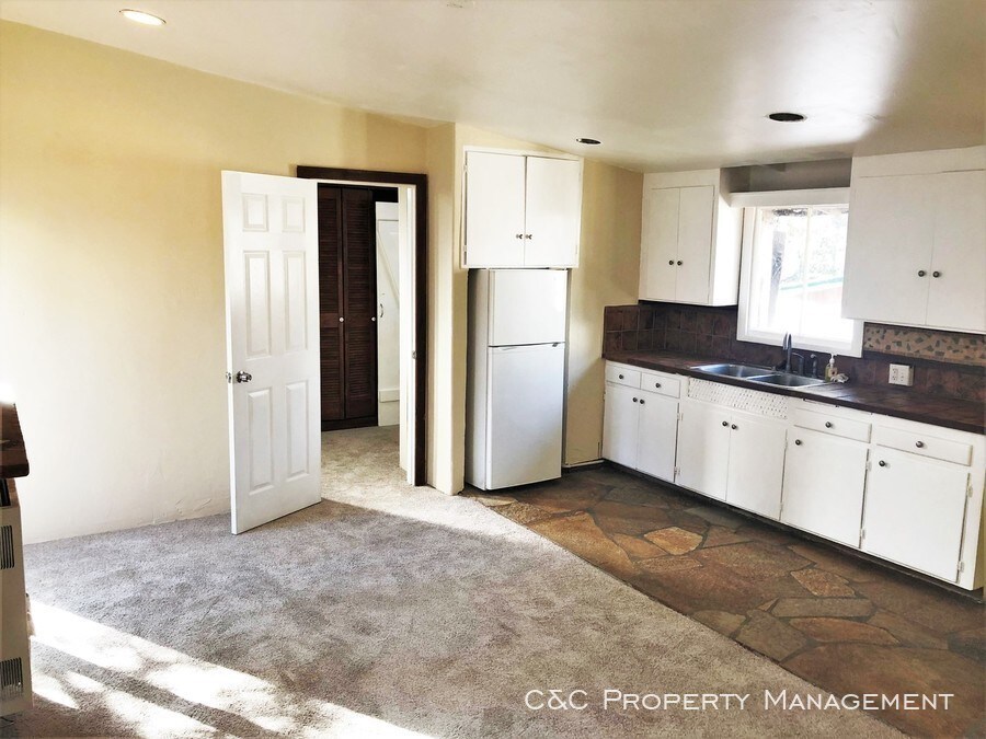 1020 Austin Ave-Unit -A in Pacific Grove, CA - Building Photo