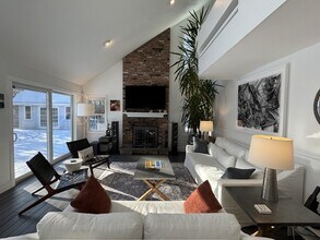 17 Shorewood Dr in East Hampton, NY - Building Photo - Building Photo