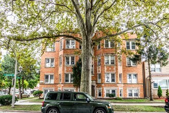 8201-8205 S Kingston Ave 2539-2541 E 82nd Street Chicago, IL 60617 in Chicago, IL - Foto de edificio - Building Photo