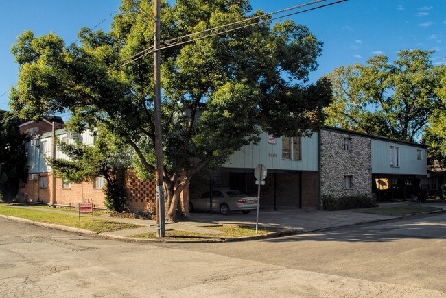 Courtyard on Kipling in Houston, TX - Building Photo - Building Photo