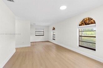 5629 Taft St in Hollywood, FL - Foto de edificio - Building Photo