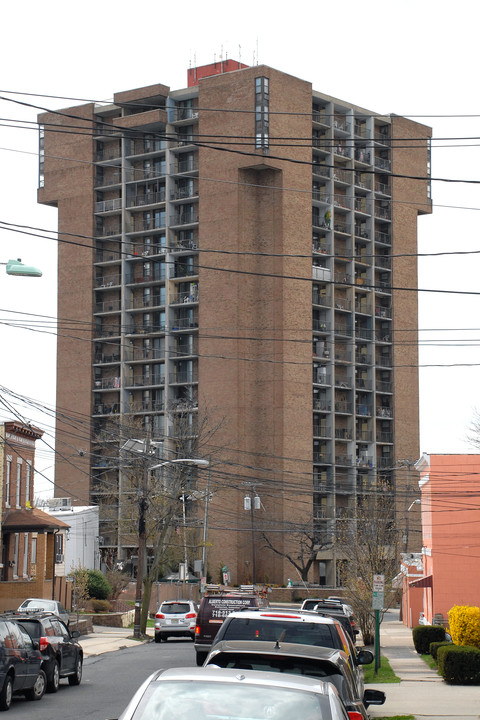 East View Towers in Fairview, NJ - Foto de edificio