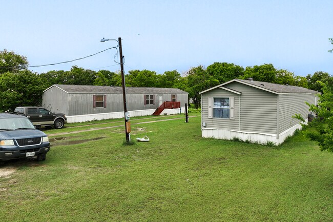 Walnut Creek Mobile Home Park in Alvarado, TX - Foto de edificio - Building Photo