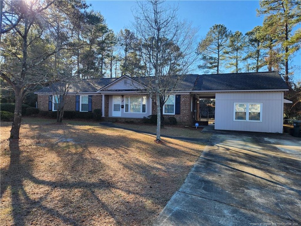 327 Stacy Weaver Dr in Fayetteville, NC - Building Photo