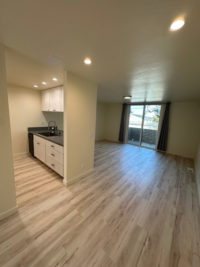 1120 McClellan Ave, Unit Apt 3