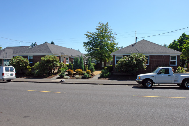 Alameda Court in Portland, OR - Building Photo - Building Photo