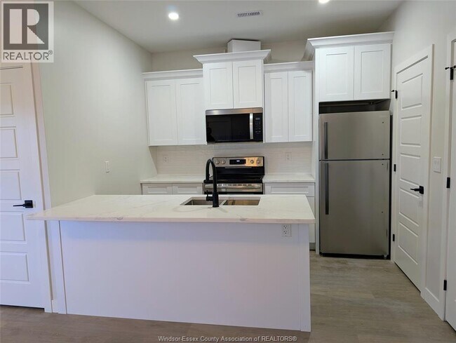 928-928 Giles Blvd E in Windsor, ON - Building Photo - Building Photo