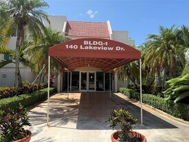 140 Lakeview Dr in Weston, FL - Building Photo
