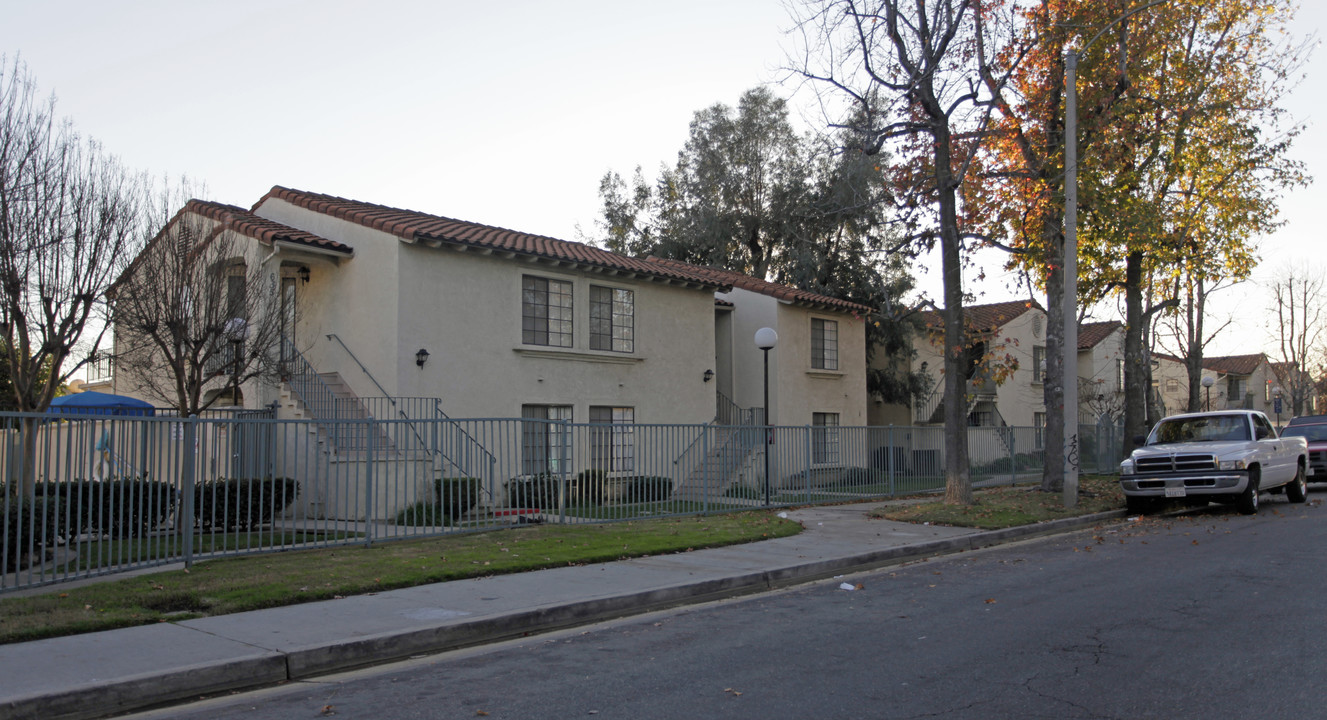 Ontario Plaza Apartments in Ontario, CA - Building Photo