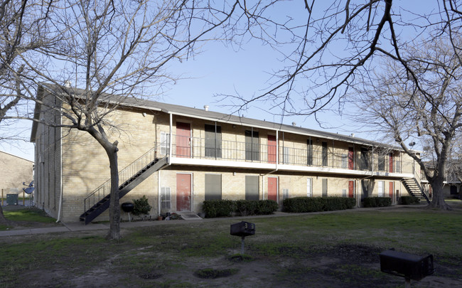 Bridle Path Apartments in Dallas, TX - Building Photo - Building Photo