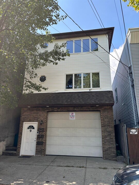 9 Meadow St in Bayonne, NJ - Foto de edificio