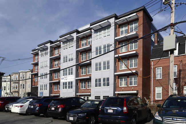 70 Bremen St in East Boston, MA - Foto de edificio - Building Photo