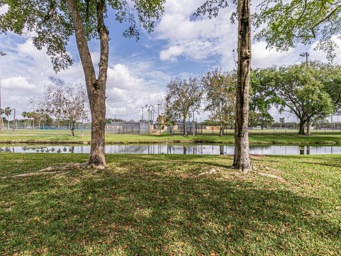 907 Coral Club Dr in Coral Springs, FL - Building Photo