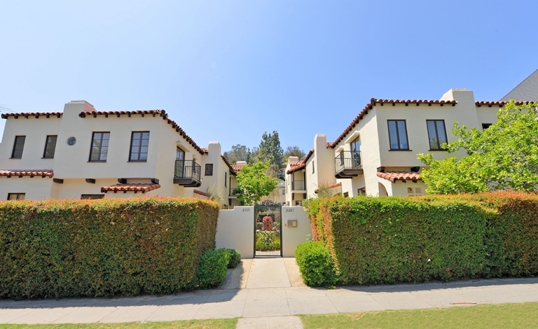 2271-2281 Beachwood Dr in Los Angeles, CA - Building Photo