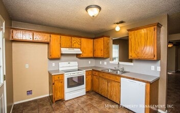 6302 33rd St in Lubbock, TX - Foto de edificio - Building Photo