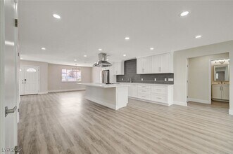3164 E Desmond Ave in Las Vegas, NV - Building Photo - Building Photo