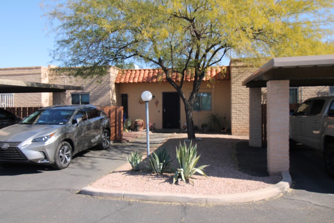 918 N Pantano Rd in Tucson, AZ - Building Photo